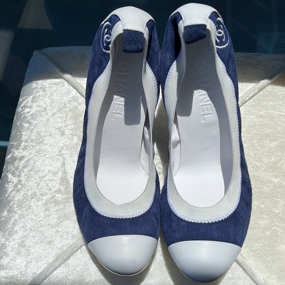 Authentic NWOB CHANEL Navy Blue Suede/White Leather Elastic Ballet Heels - Picture 6 of 16
